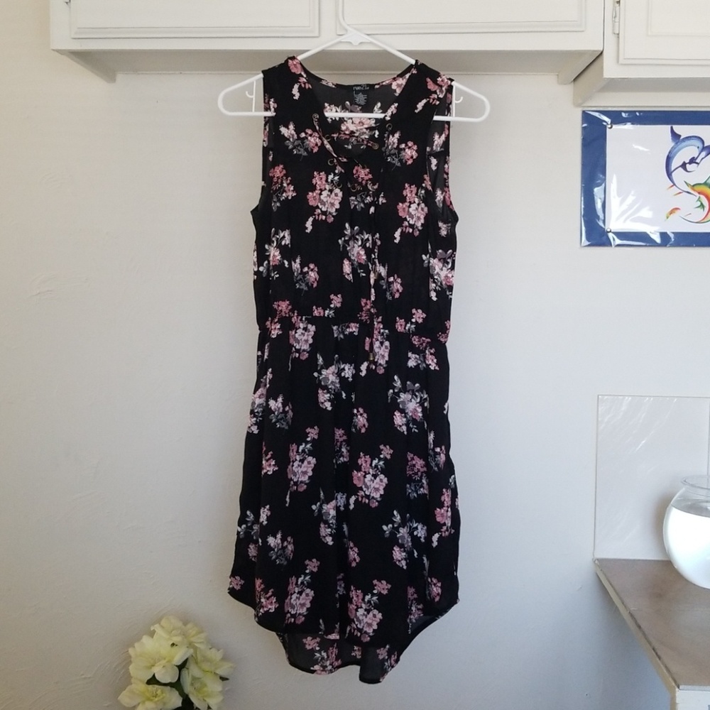 Sleeveless flowered dress